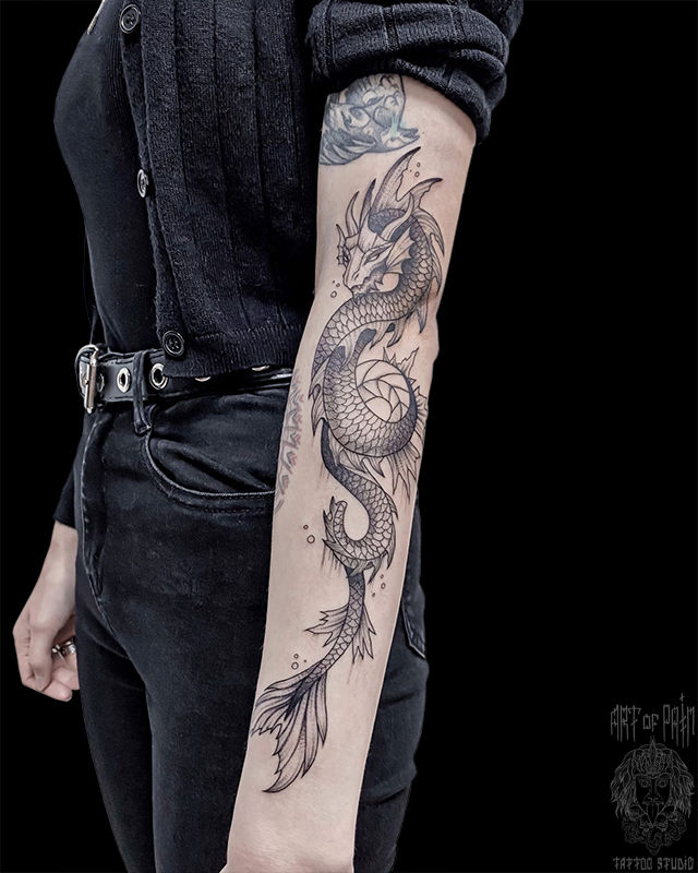 Татуировка женская графика на руке дракон – Мастер тату: Мария Котова