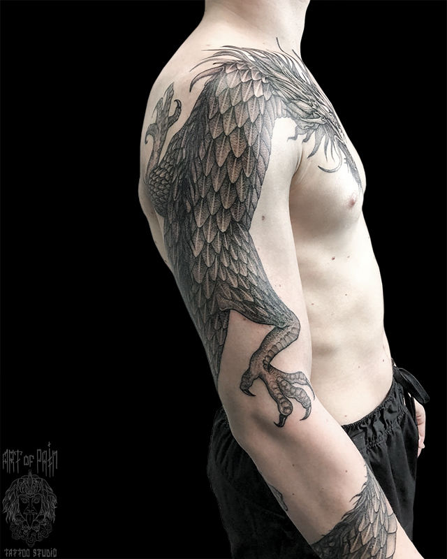 Татуировка мужская графика на руке и груди дракон – Мастер тату: Анастасия Родина