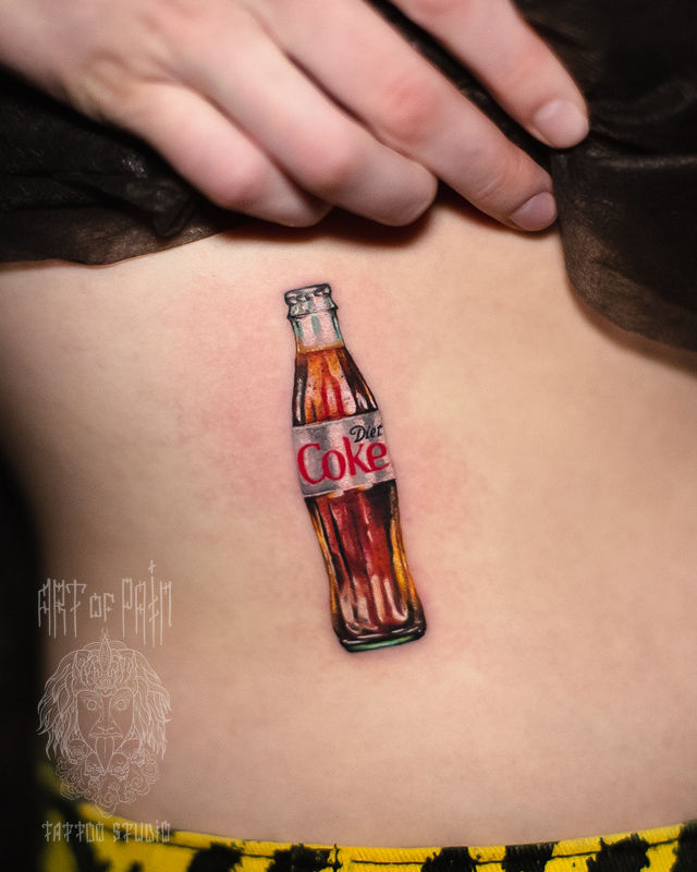 Татуировка женская реализм на животе Кока-Кола – Мастер тату: Дмитрий Шейб