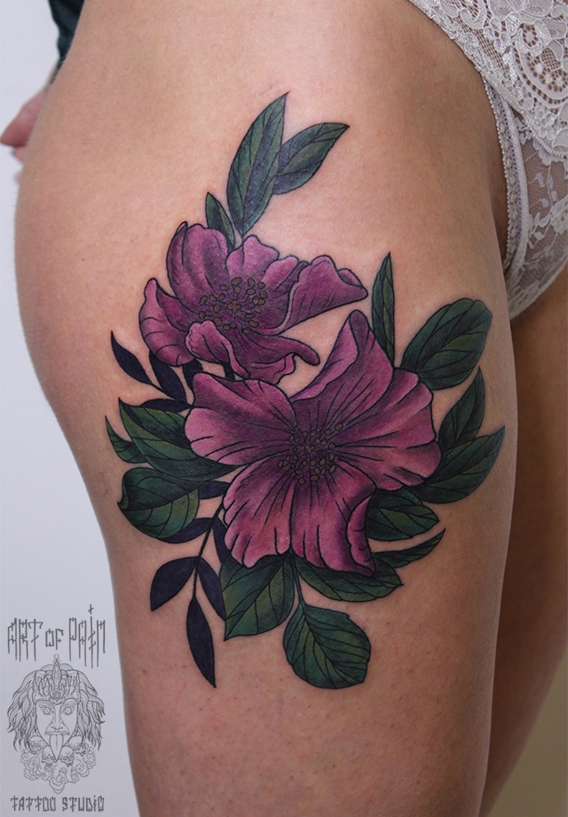 Татуировка женская нью-скул на бедре два цветка – Мастер тату: Анастасия Родина