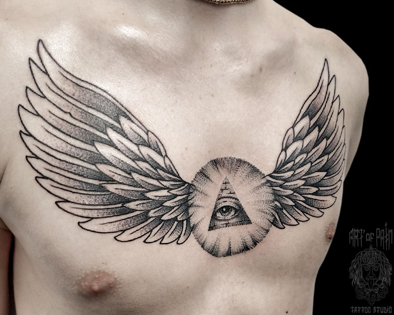 Татуировка мужская графика на груди массоны, око, крылья – Мастер тату: Николай Орф