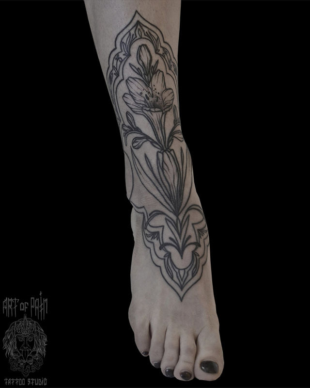 Татуировка женская графика на щиколотке орнамент с цветком – Мастер тату: Надежда Полякова