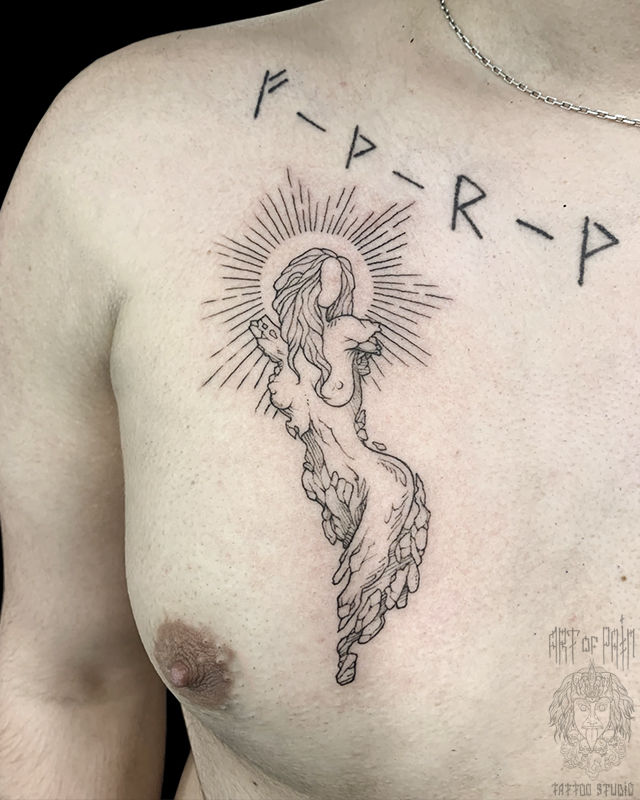 Татуировка мужская графика на груди девушка – Мастер тату: Мария Челнокова