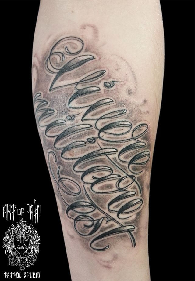 Татуировка женская каллиграфия на предплечье надпись на сером фоне – Мастер тату: 