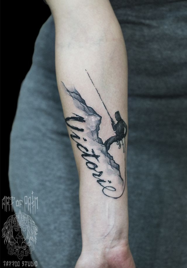 Татуировка женская каллиграфия на руке надпись и альпинист – Мастер тату: 