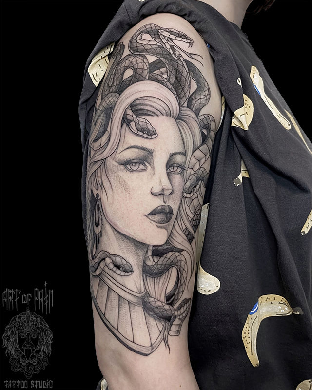 Татуировка женская графика на плече Горогона Медуза – Мастер тату: Мария Котова