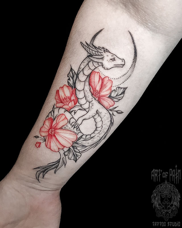 Татуировка женская графика на предплечье дракончик в цветах – Мастер тату: Мария Котова