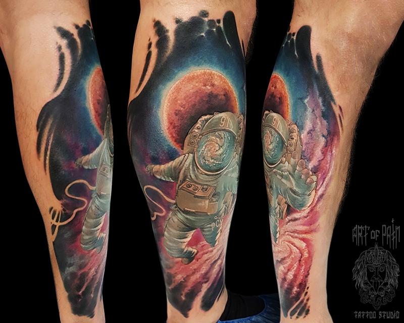 Татуировка мужская реализм на голени космонавт и космос – Мастер тату: 