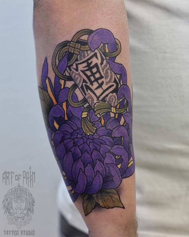 Татуировка мужская япония на предплечье фиолетовая хризантема – Мастер тату: Марк Акулов