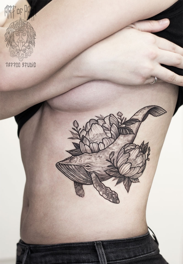 Татуировка женская графика на боку кит и цветы – Мастер тату: 