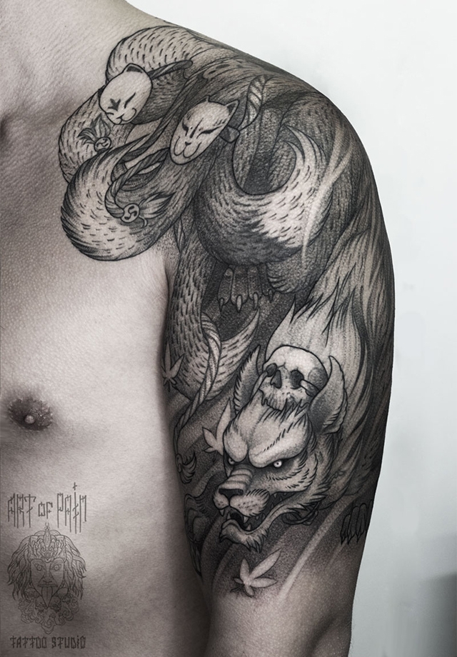 Татуировка мужская графика на плече кицунэ – Мастер тату: 