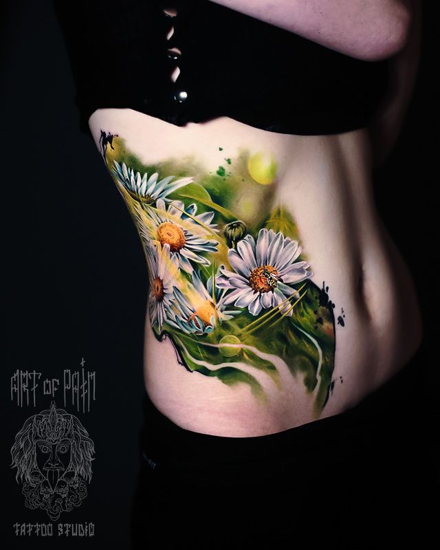Татуировка женская реализм на боку ромашки – Мастер тату: Дмитрий Шейб