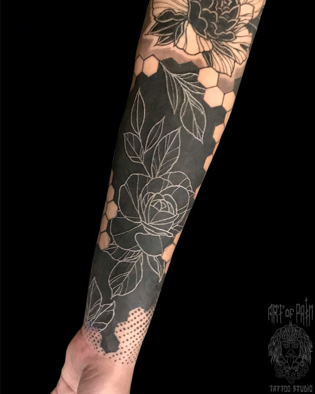 Татуировка женская графика-рукав на предплечье цветы – Мастер тату: 