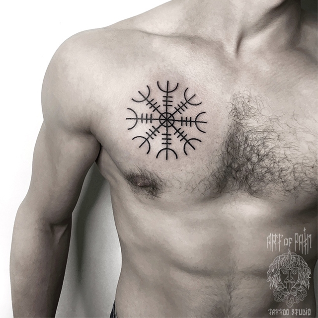 Татуировка мужская графика на груди кельтский узор – Мастер тату: Максим Север