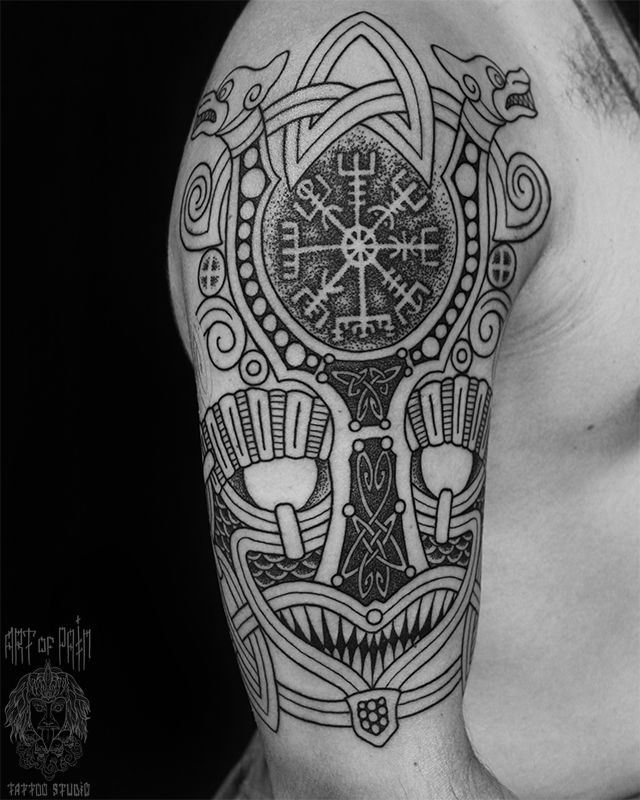 Татуировка мужская полинезия и орнаментал на плече маска – Мастер тату: 