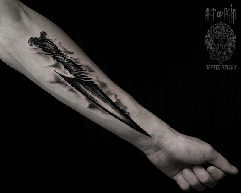 Татуировка мужская black&grey на предплечье оружие - нож – Мастер тату: 