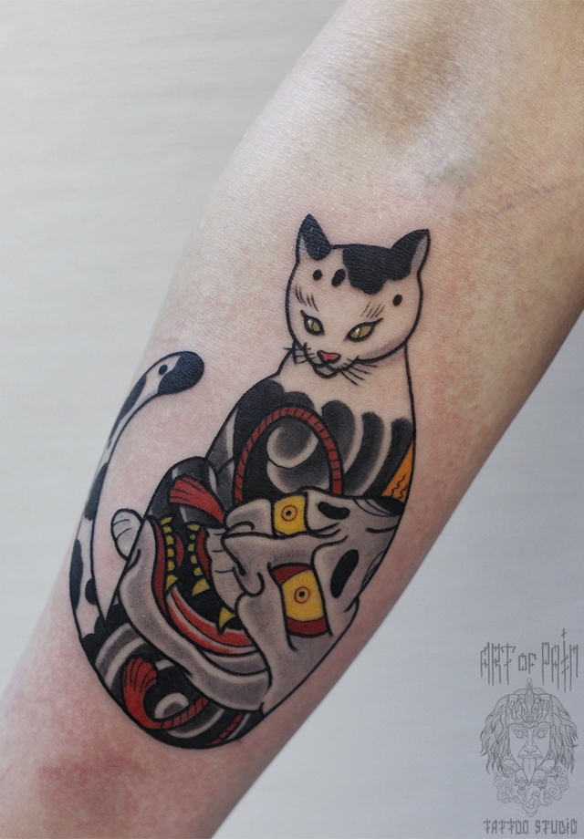 Татуировка женская япония на предплечье кот и маска Хання – Мастер тату: Марк Акулов