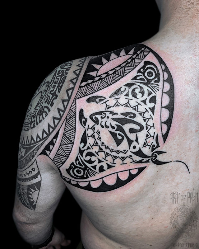 Татуировка мужская полинезия на лопатке скат и орнамент – Мастер тату: 