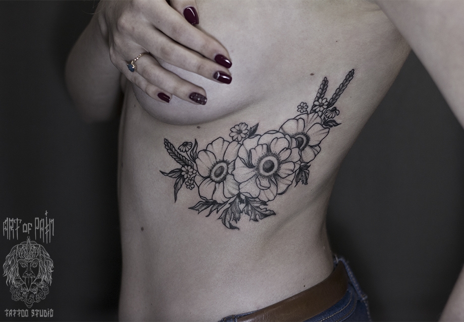 Татуировка женская графика на ребрах цветы – Мастер тату: 