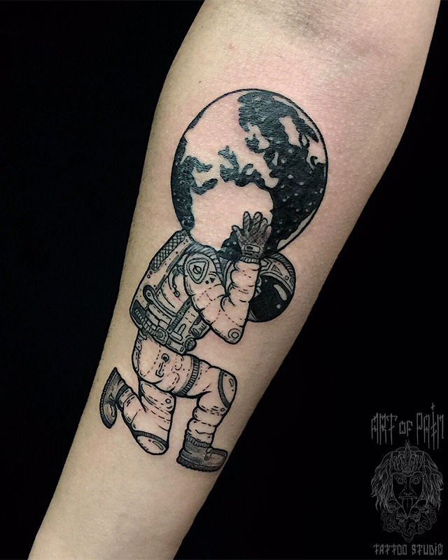 Татуировка женская графика на предплечье космонавт и планета – Мастер тату: Анастасия Юсупова