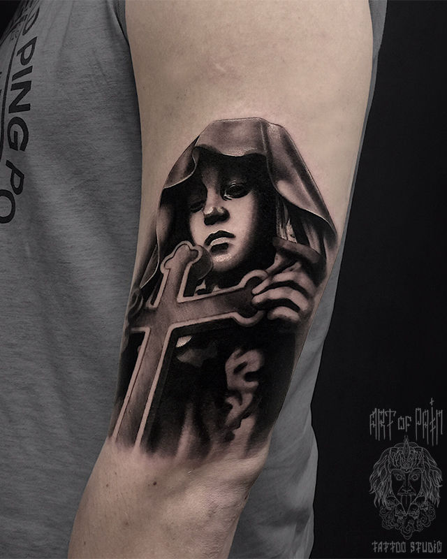 Татуировка мужская реализм на плече девушка и крест – Мастер тату: Анастасия Юсупова