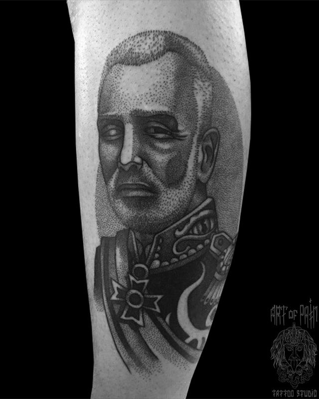 Татуировка мужская графика на голени портрет – Мастер тату: Николай Орф