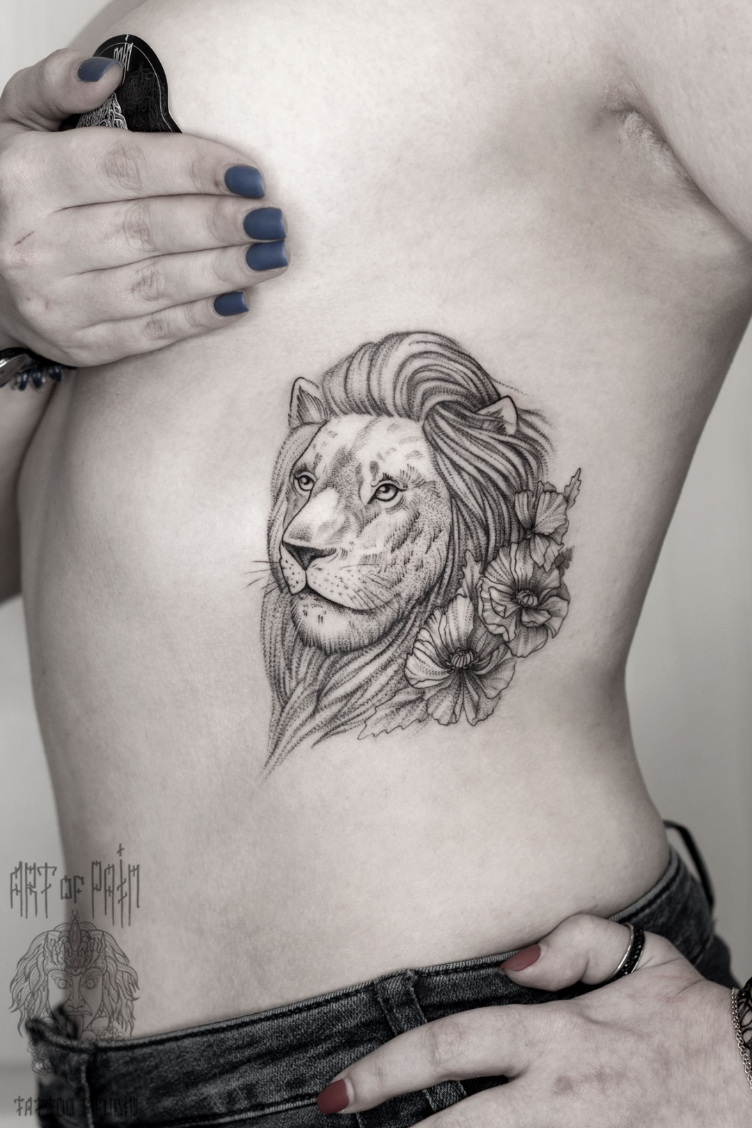Татуировка женская графика на боку лев и цветы – Мастер тату: 