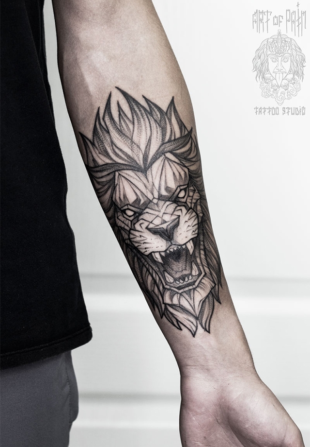 Татуировка мужская графика на предплечье лев с оскалом – Мастер тату: 