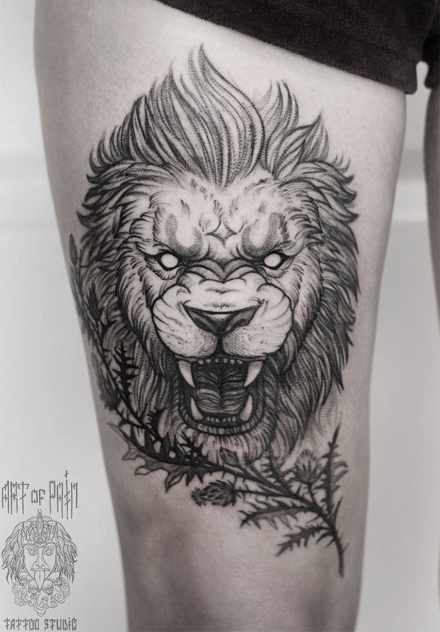 Татуировка женская графика на бедре лев и чертополох – Мастер тату: 