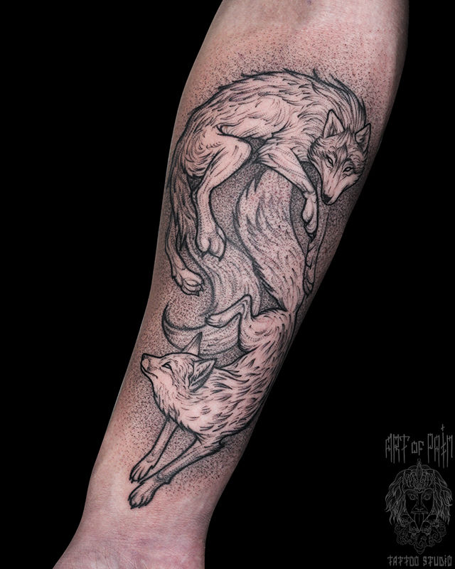 Татуировка мужская графика на предплечье волк и лиса – Мастер тату: 