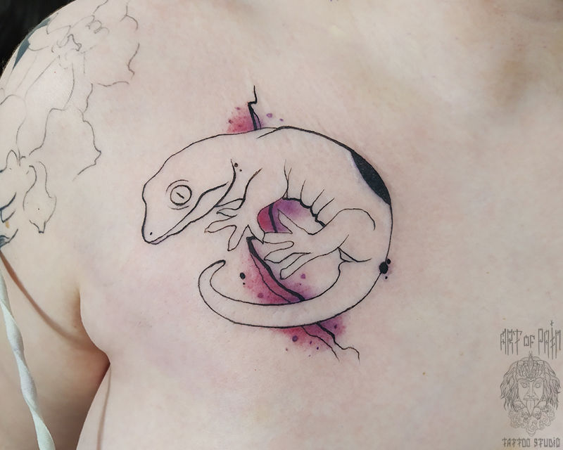 Татуировка женская графика на груди ящерица – Мастер тату: 