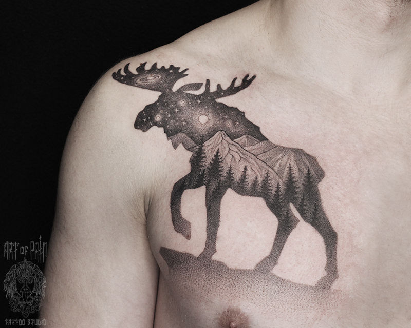 Татуировка мужская графика на груди лось, лес, космос – Мастер тату: 
