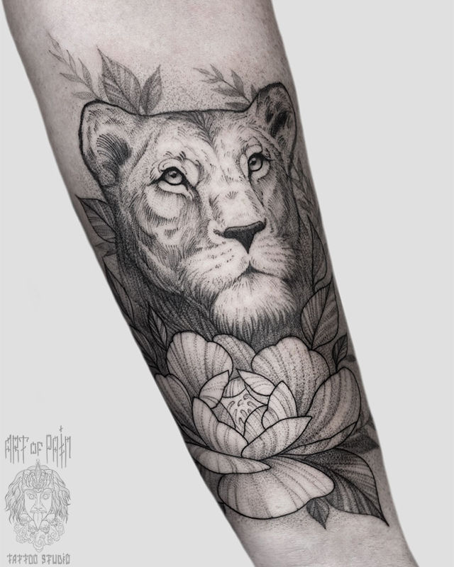 Татуировка женская графика на предплечье львица в цветах – Мастер тату: 