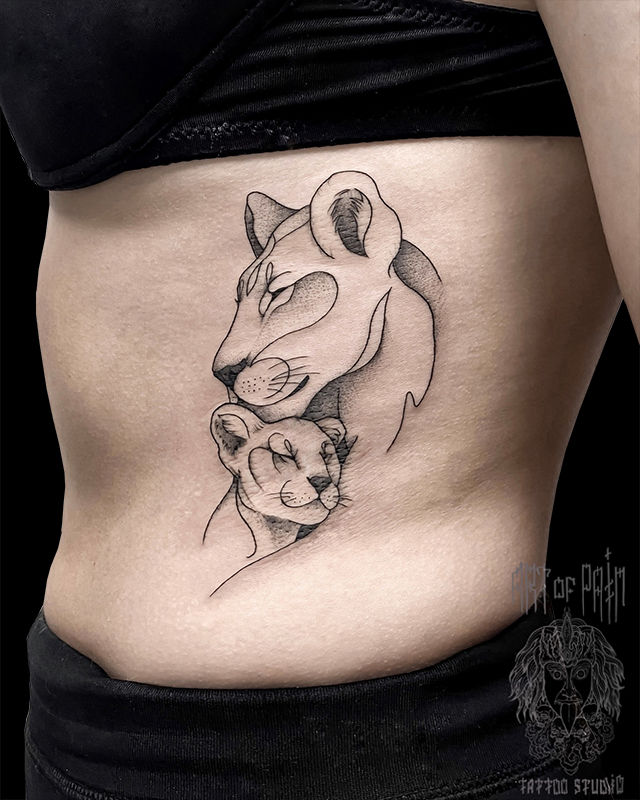 Татуировка женская графика на боку львица со львенком – Мастер тату: Мария Котова