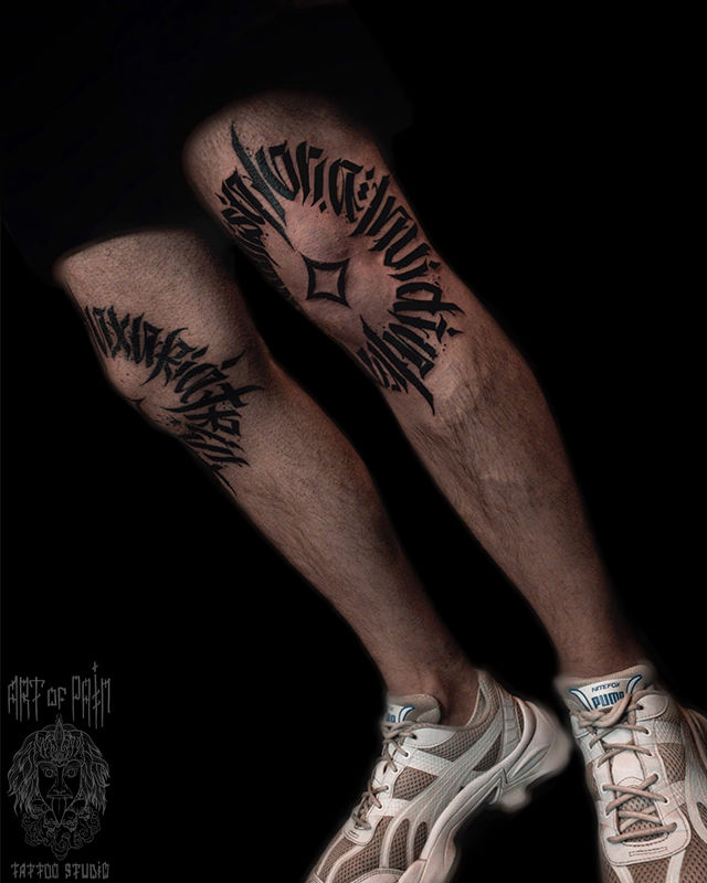 Татуировка мужская каллиграфия на коленях надпись – Мастер тату: 