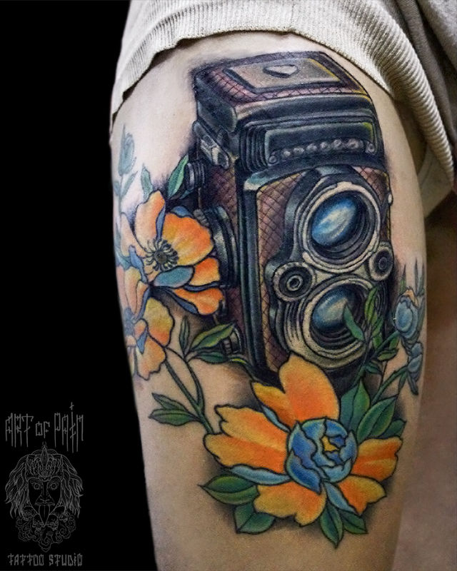 Татуировка женская нью-скул на бедре фотоаппарат и цветы – Мастер тату: 