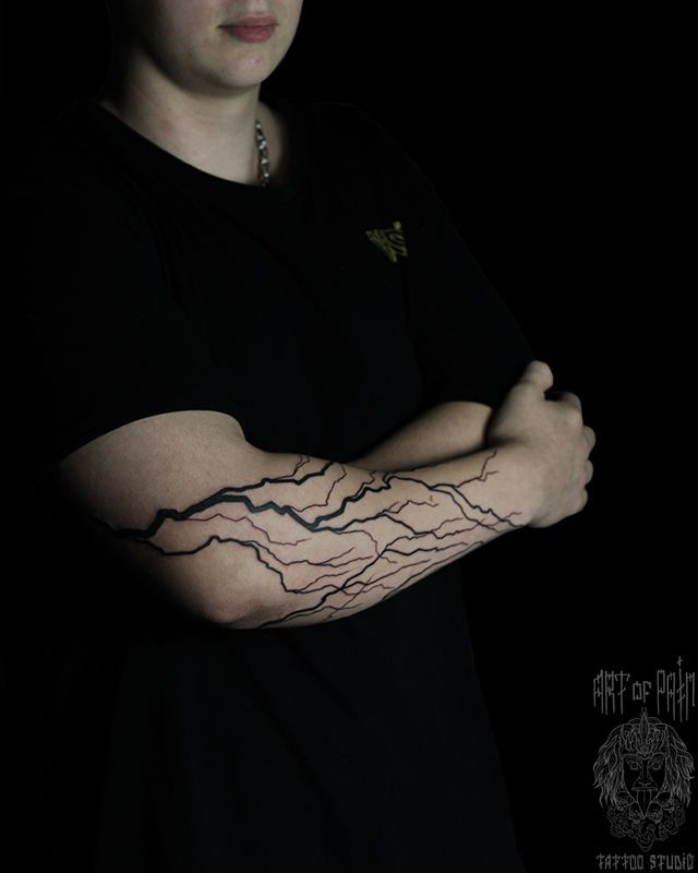 Татуировка мужская графика на руке молния – Мастер тату: Надежда Полякова