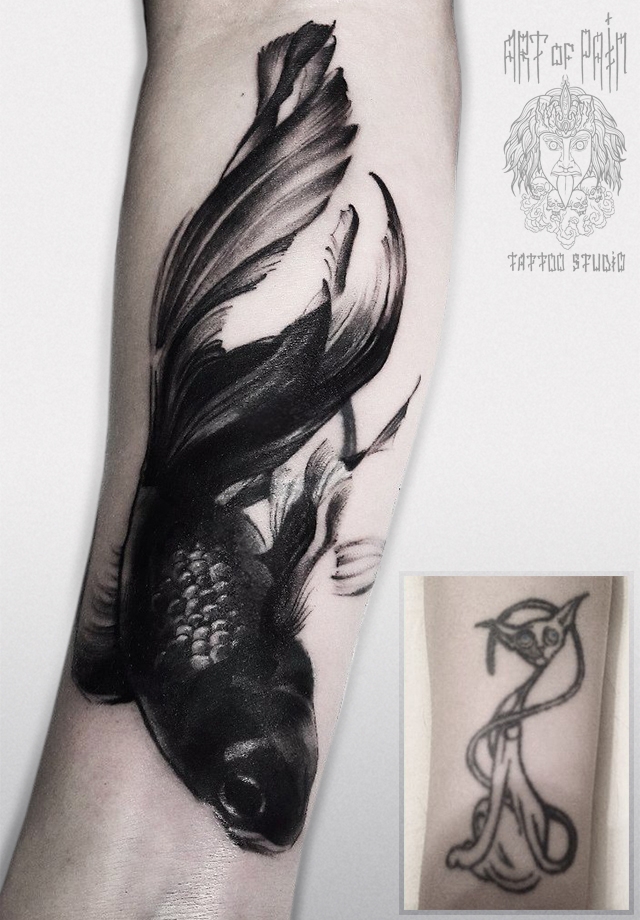 Татуировка женская black&grey на предплечье рыбка CoverUp – Мастер тату: 