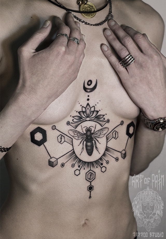 Татуировка женская графика на животе насекомые – Мастер тату: 