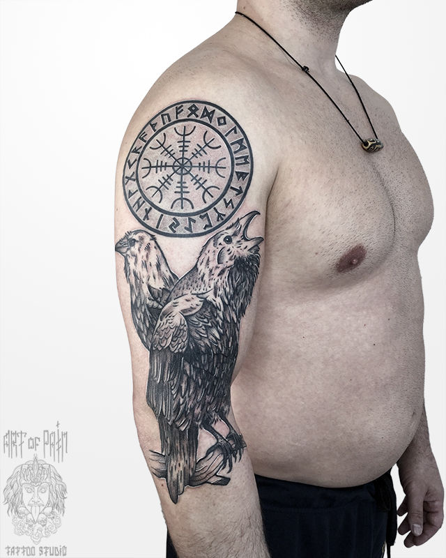 Татуировка мужская графика на плече вороны – Мастер тату: Максим Север