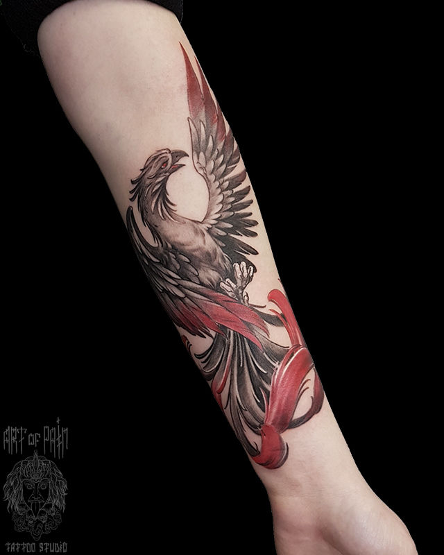 Татуировка женская фентези на предплечье феникс с красными перьями – Мастер тату: 