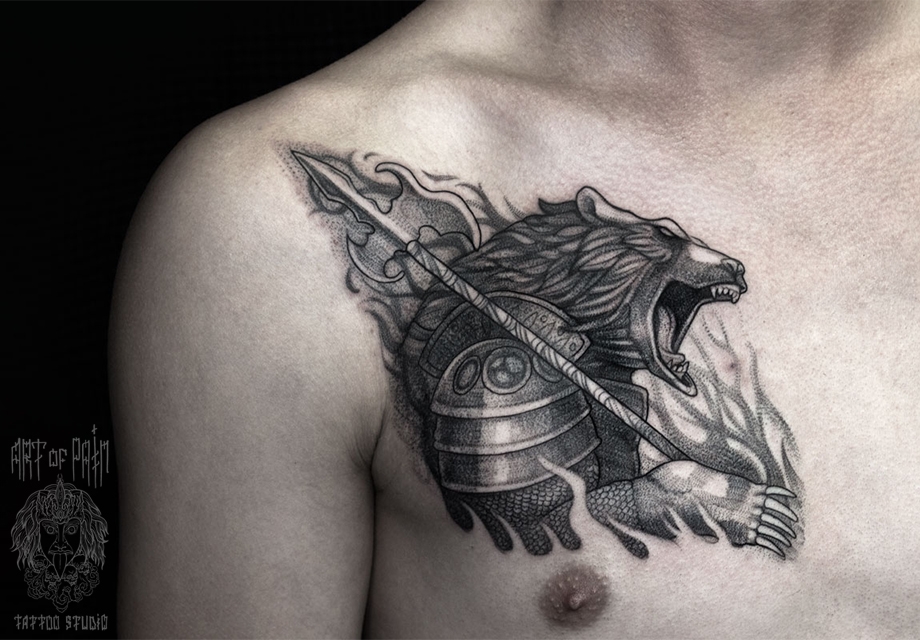 Татуировка мужская графика на груди медведь-воин – Мастер тату: 