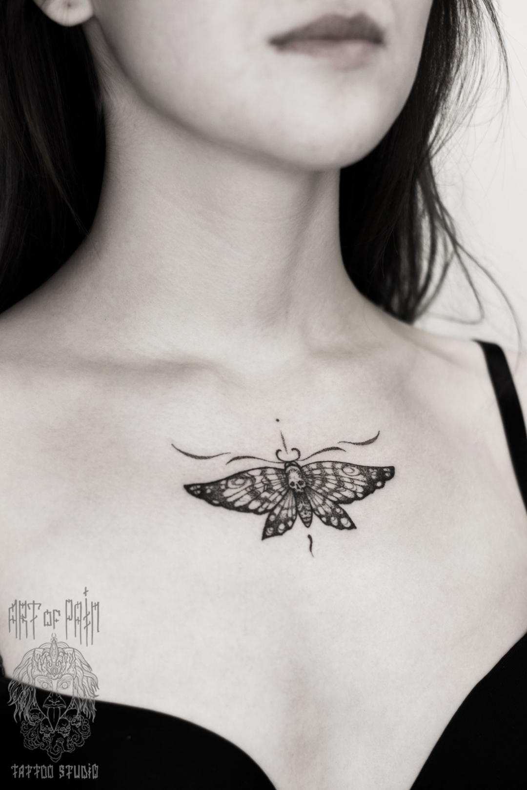 Татуировка женская графика на груди мотылек – Мастер тату: 