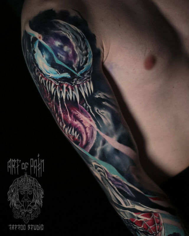 Татуировка мужская реализм на плече Веном – Мастер тату: Дмитрий Шейб