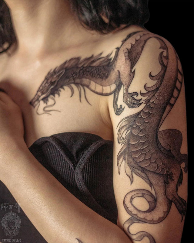 Татуировка женская графика на плече дракон – Мастер тату: Святослав Ильин