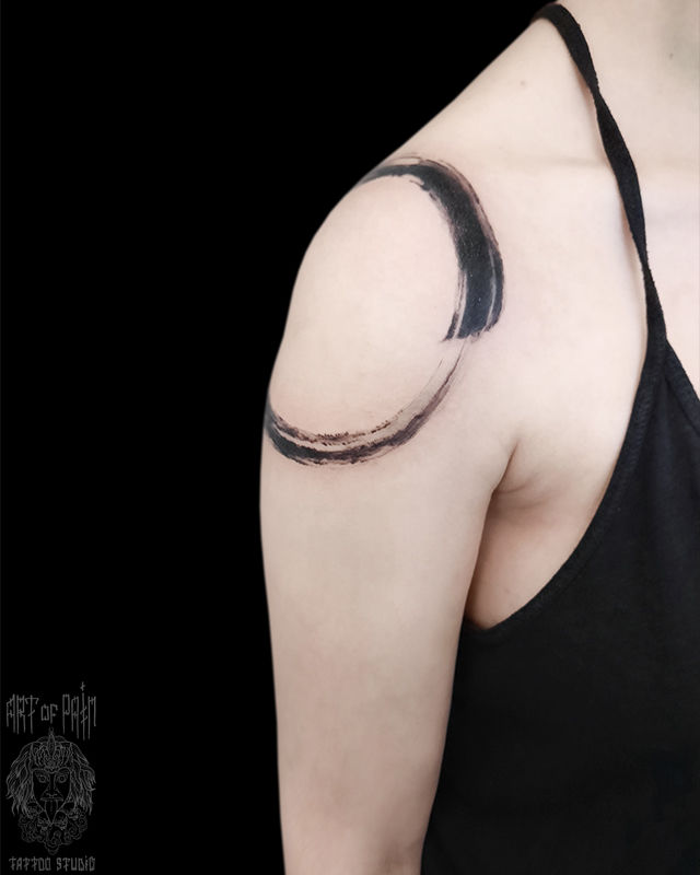 Татуировка женская графика на плече мазок кисти – Мастер тату: 