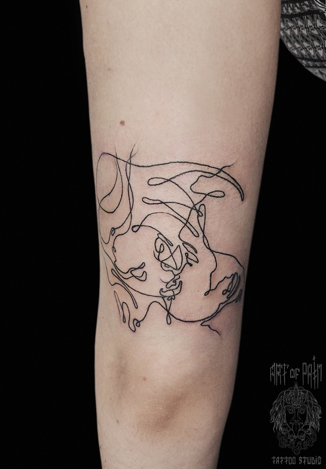 Татуировка женская графика на плече поцелуй – Мастер тату: 