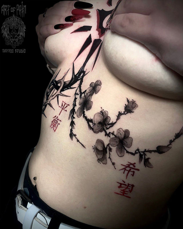 Татуировка женская графика на груди сакура и иероглифы – Мастер тату: Кирилл Плотников