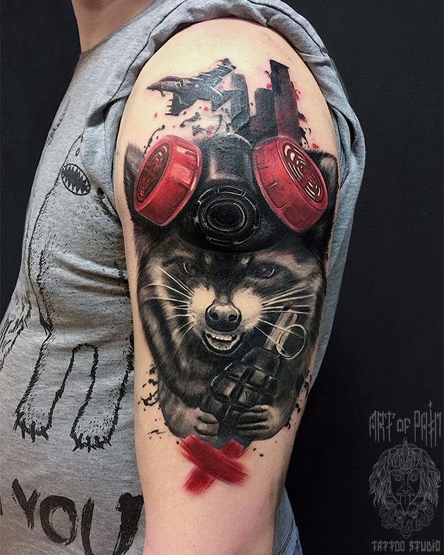 Татуировка мужская реализм на плече енот – Мастер тату: Анастасия Юсупова