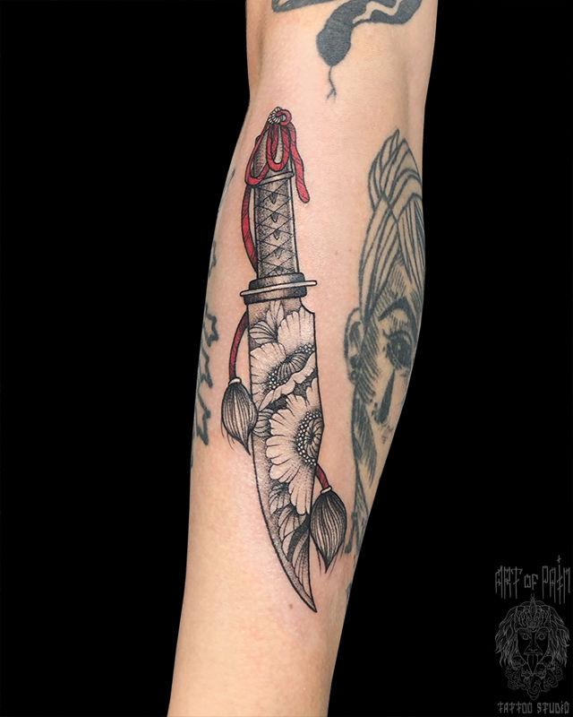 Татуировка женская графика на предплечье нож и абстракция – Мастер тату: Анастасия Родина